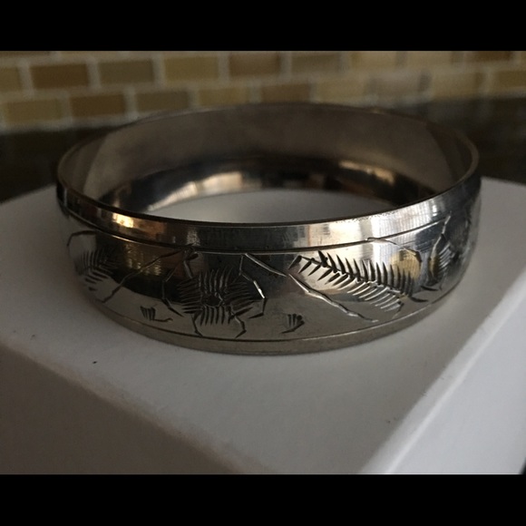 SILVER TONED BANGLE BRACELT - Picture 3 of 7